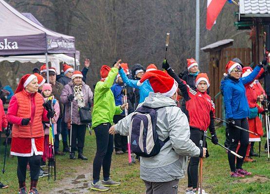 Grafika 1: Wszystkiego najlepszego w Nowym Roku 2020 życzą Mikołaje z VII Mikołajkowego Marszu w Obliwicach. Fotorelacja