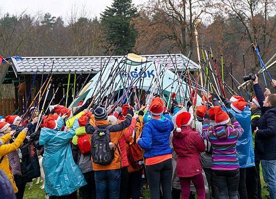 Grafika 8: Wszystkiego najlepszego w Nowym Roku 2020 życzą Mikołaje z VII Mikołajkowego Marszu w Obliwicach. Fotorelacja