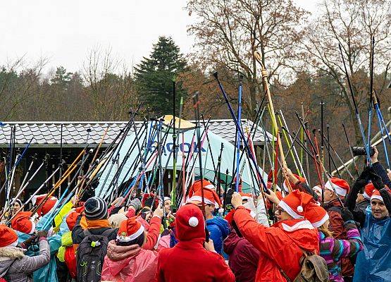 Grafika 9: Wszystkiego najlepszego w Nowym Roku 2020 życzą Mikołaje z VII Mikołajkowego Marszu w Obliwicach. Fotorelacja