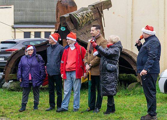 Grafika 10: Wszystkiego najlepszego w Nowym Roku 2020 życzą Mikołaje z VII Mikołajkowego Marszu w Obliwicach. Fotorelacja