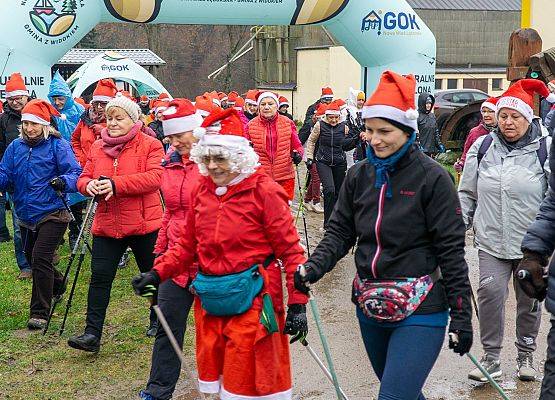 Grafika 15: Wszystkiego najlepszego w Nowym Roku 2020 życzą Mikołaje z VII Mikołajkowego Marszu w Obliwicach. Fotorelacja
