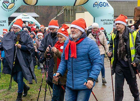 Grafika 17: Wszystkiego najlepszego w Nowym Roku 2020 życzą Mikołaje z VII Mikołajkowego Marszu w Obliwicach. Fotorelacja