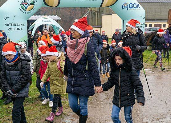 Grafika 19: Wszystkiego najlepszego w Nowym Roku 2020 życzą Mikołaje z VII Mikołajkowego Marszu w Obliwicach. Fotorelacja