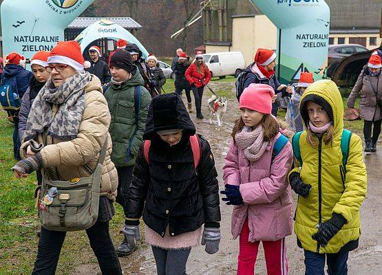 Grafika 20: Wszystkiego najlepszego w Nowym Roku 2020 życzą Mikołaje z VII Mikołajkowego Marszu w Obliwicach. Fotorelacja
