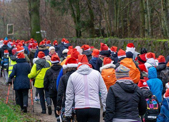 Grafika 21: Wszystkiego najlepszego w Nowym Roku 2020 życzą Mikołaje z VII Mikołajkowego Marszu w Obliwicach. Fotorelacja