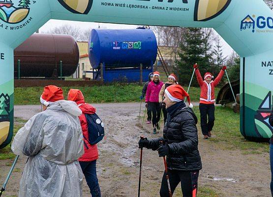 Grafika 26: Wszystkiego najlepszego w Nowym Roku 2020 życzą Mikołaje z VII Mikołajkowego Marszu w Obliwicach. Fotorelacja
