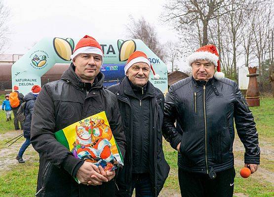 Grafika 32: Wszystkiego najlepszego w Nowym Roku 2020 życzą Mikołaje z VII Mikołajkowego Marszu w Obliwicach. Fotorelacja