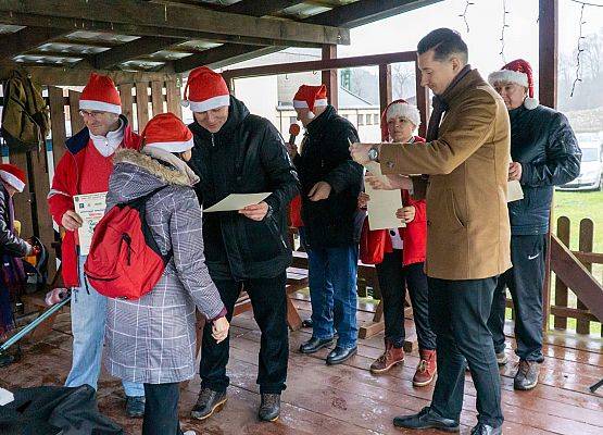 Grafika 35: Wszystkiego najlepszego w Nowym Roku 2020 życzą Mikołaje z VII Mikołajkowego Marszu w Obliwicach. Fotorelacja