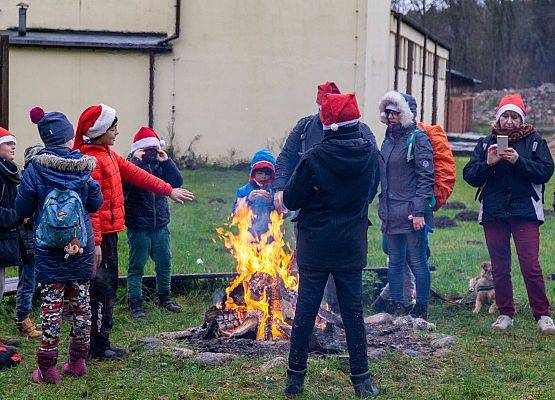Grafika 41: Wszystkiego najlepszego w Nowym Roku 2020 życzą Mikołaje z VII Mikołajkowego Marszu w Obliwicach. Fotorelacja