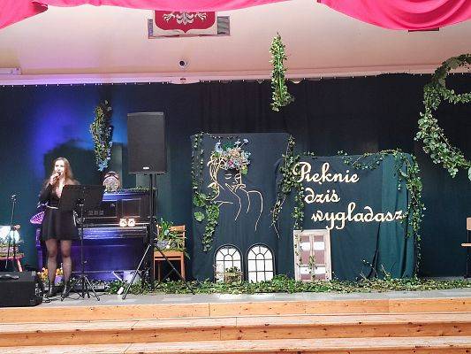 Na dekoracji Aleksandra Jankowska wykonująca utwory muzyczne.