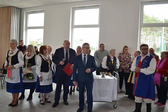 Na zdjęciu Członkowie KGW Mosty, Dyrektor Ośrodka Kultury, mieszkańcy oraz Wójt Gminy Nowa Wieś Lęborska.