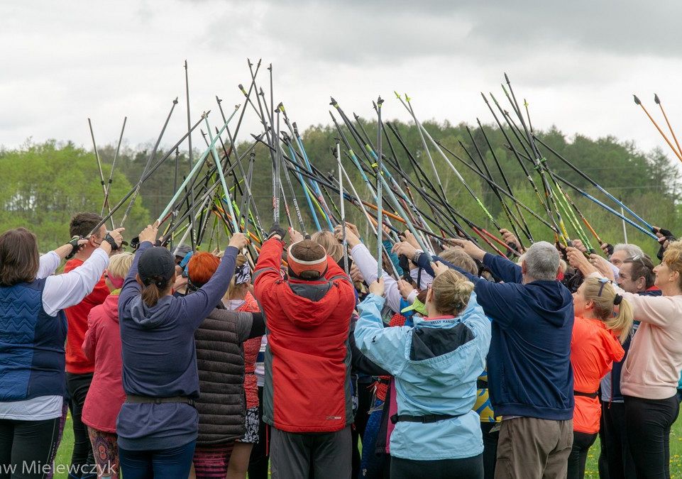 Grafika 1: ADAM KUŹMICZ I ALEKSANDRA OSTROCHALSKA ZWYCIĘZCAMI I EDYCJI GRAND PRIX NORDIC WALKING NA „CZERWONEJ TRASIE” W WILKOWIE
