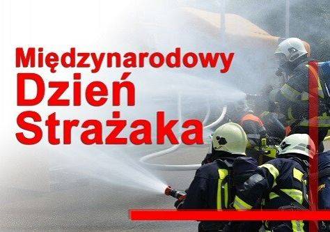 Zdjęcie przedstawia strażaków gaszących pożar