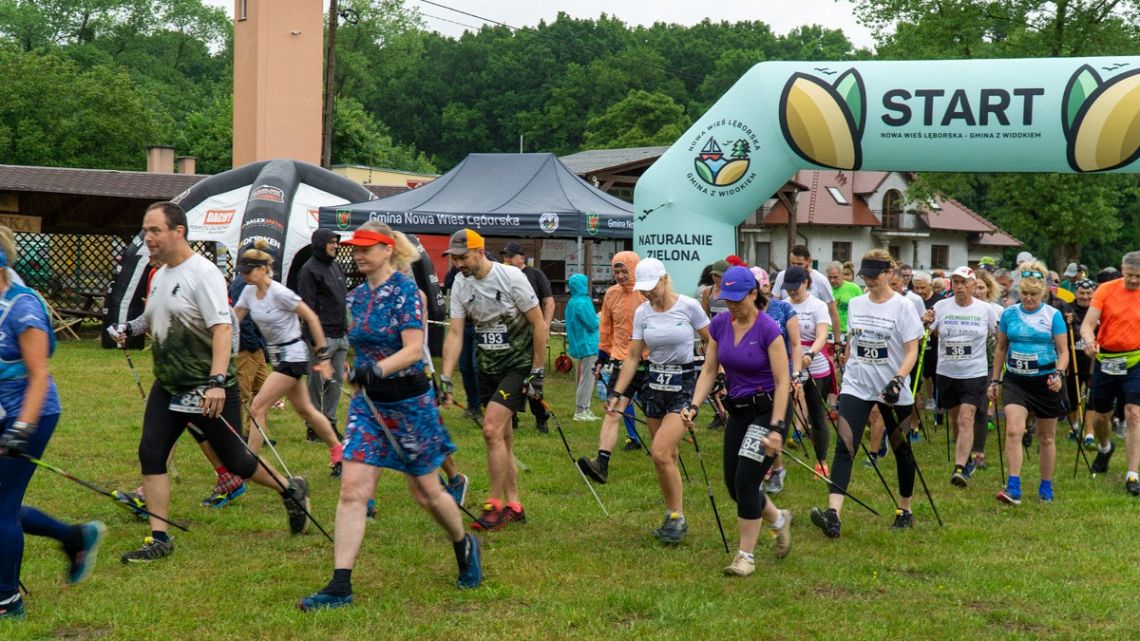 Grafika 1: KRYSTYNA  KRÓLIKOWSKA (Krępa Kaszubska)  I  ADAM  KUŹMICZ (Maszewko)  PO  RAZ  DRUGI  WYGRYWAJĄ  W  TEGOROCZNYM IX  NORDIC  WALKING  NOWA  WIEŚ  LĘBORSKA