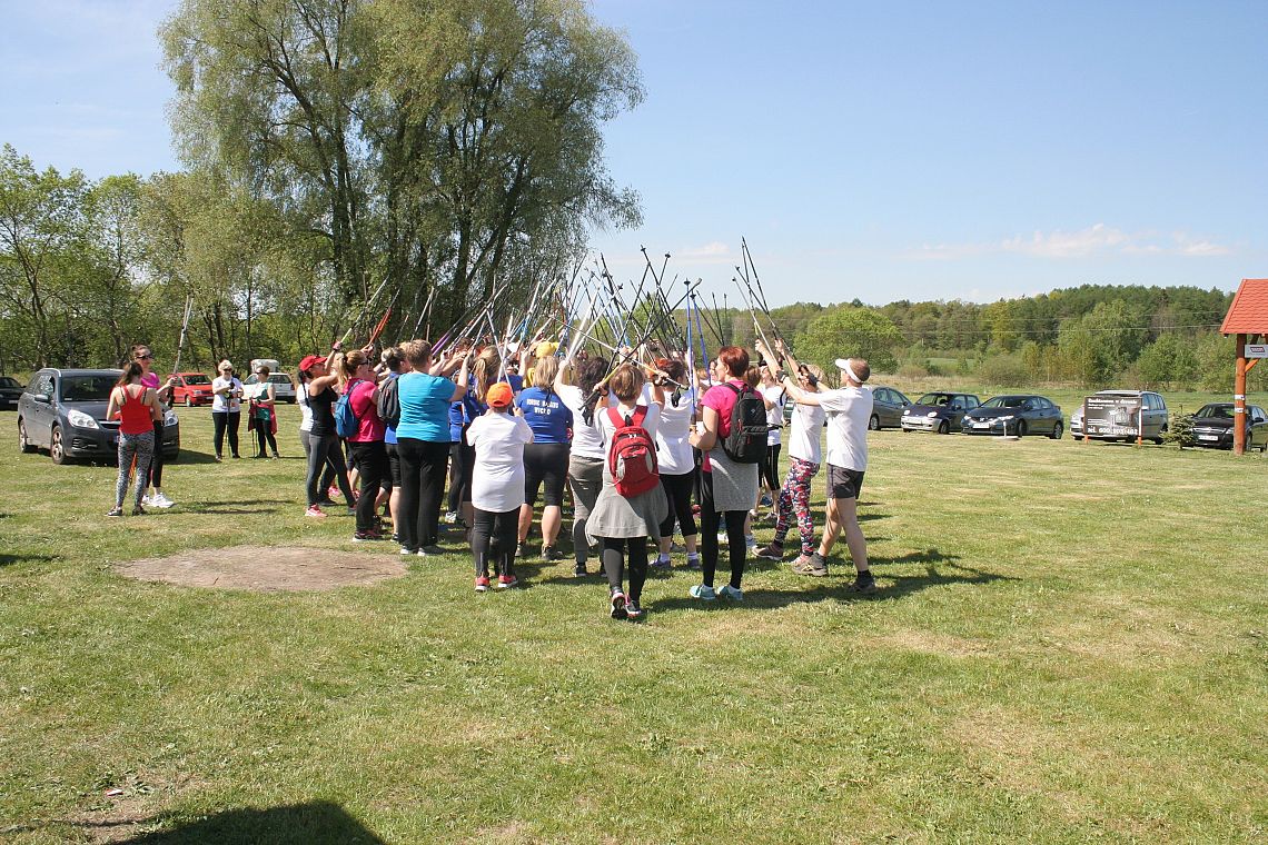 zawodnicy nordic walking rozgrzewka na łące