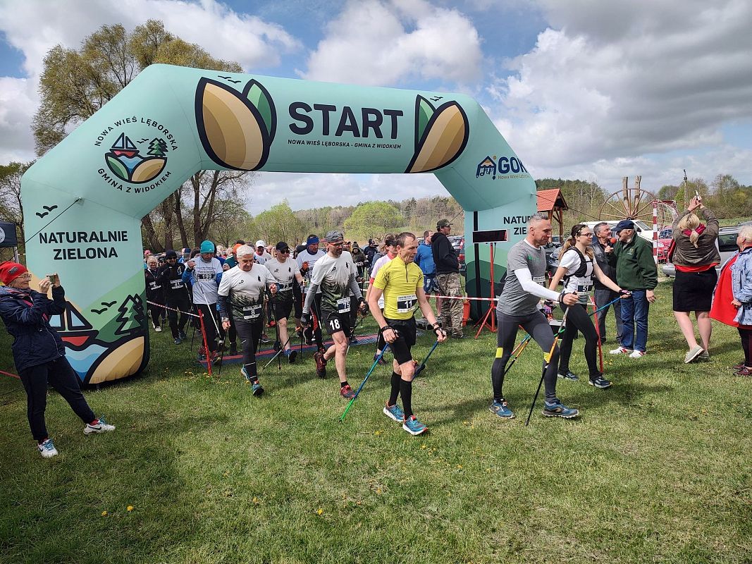 Grafika 1: SEZON  NORDIC  WALKING  2022  W  GMINIE  NOWA  WIEŚ LĘBORSKA  ROZPOCZĘTY.