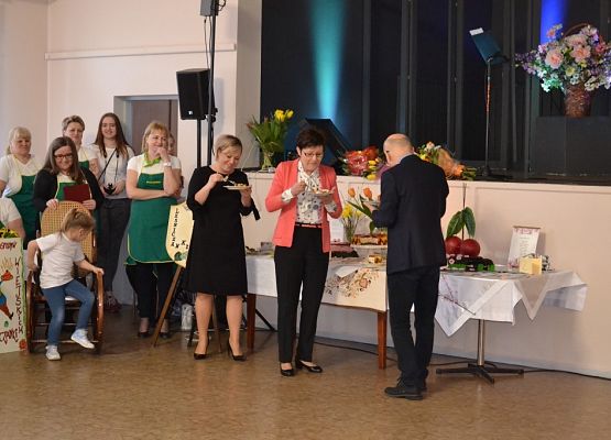 Grafika 11: KGW Arkana z Cewic - zwycięzcą Gminno - Powiatowego Turnieju Kół Gospodyń Wiejskich