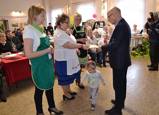 Grafika 41: KGW Arkana z Cewic - zwycięzcą Gminno - Powiatowego Turnieju Kół Gospodyń Wiejskich