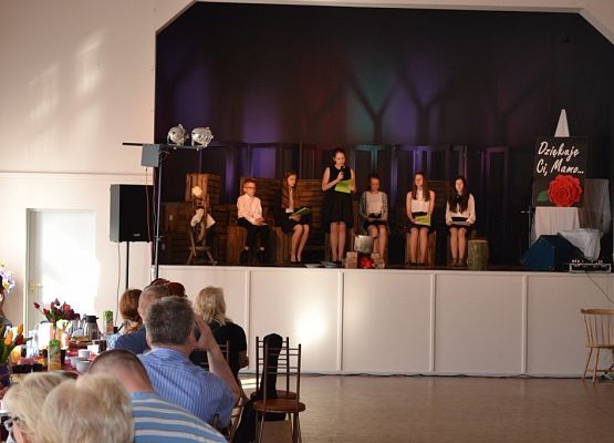 Grafika 1: Dzień Matki w Gminnym Ośrodku Kultury