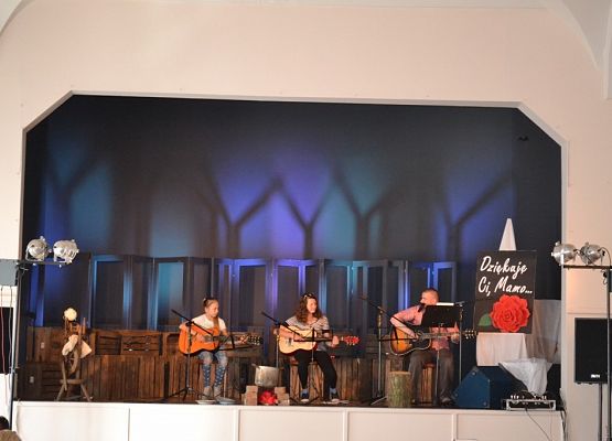 Grafika 9: Dzień Matki w Gminnym Ośrodku Kultury