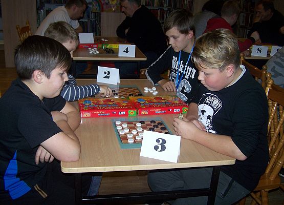 Grafika 1: RAFAŁ ŻACZEK, ARTUR GRANDICKI i JANUSZ MAŁOSZYCKI zwycięzcami II Turnieju Warcabowego