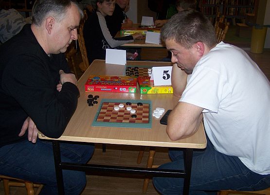 Grafika 2: RAFAŁ ŻACZEK, ARTUR GRANDICKI i JANUSZ MAŁOSZYCKI zwycięzcami II Turnieju Warcabowego