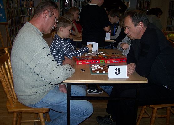 Grafika 3: RAFAŁ ŻACZEK, ARTUR GRANDICKI i JANUSZ MAŁOSZYCKI zwycięzcami II Turnieju Warcabowego