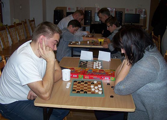 Grafika 5: RAFAŁ ŻACZEK, ARTUR GRANDICKI i JANUSZ MAŁOSZYCKI zwycięzcami II Turnieju Warcabowego