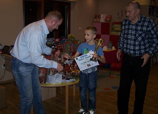 Grafika 9: RAFAŁ ŻACZEK, ARTUR GRANDICKI i JANUSZ MAŁOSZYCKI zwycięzcami II Turnieju Warcabowego