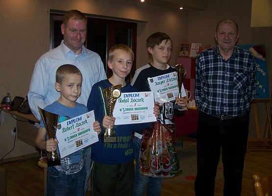 Grafika 14: RAFAŁ ŻACZEK, ARTUR GRANDICKI i JANUSZ MAŁOSZYCKI zwycięzcami II Turnieju Warcabowego