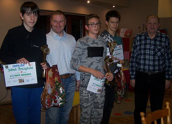 Grafika 18: RAFAŁ ŻACZEK, ARTUR GRANDICKI i JANUSZ MAŁOSZYCKI zwycięzcami II Turnieju Warcabowego