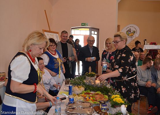 Grafika 71: X Powiatowy Turniej Kół Gospodyń Wiejskich wygrały Panie z Mostów