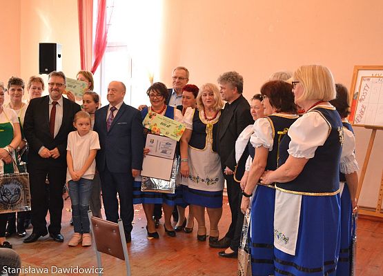 Grafika 98: X Powiatowy Turniej Kół Gospodyń Wiejskich wygrały Panie z Mostów
