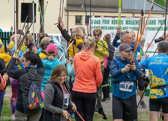 Grafika 5: LEONARD NACZK z Lęborka i KRYSTYNA KRÓLIKOWSKA z Krępy Kaszubskiej najlepsi w II Nordic Walking w Obliwicach