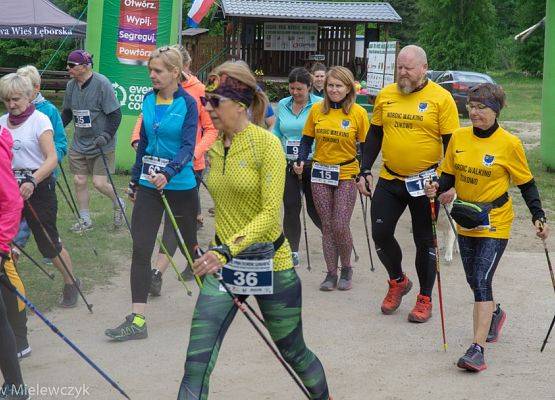 Grafika 21: LEONARD NACZK z Lęborka i KRYSTYNA KRÓLIKOWSKA z Krępy Kaszubskiej najlepsi w II Nordic Walking w Obliwicach