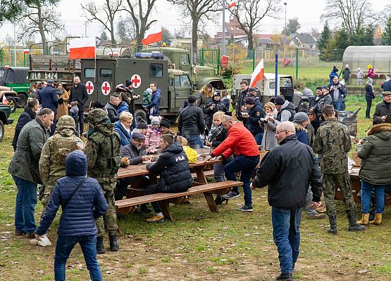 Grafika 3: Piękny Listopadowy dzień kolejnej 101 rocznicy Niepodległości