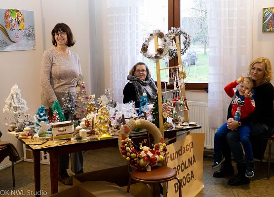 Grafika 2: Kiermasz świąteczny oraz koncert "Ida Święta"