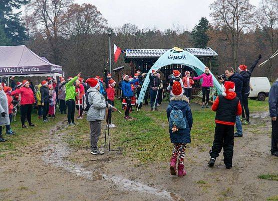 Grafika 2: Wszystkiego najlepszego w Nowym Roku 2020 życzą Mikołaje z VII Mikołajkowego Marszu w Obliwicach. Fotorelacja
