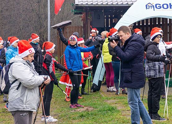Grafika 3: Wszystkiego najlepszego w Nowym Roku 2020 życzą Mikołaje z VII Mikołajkowego Marszu w Obliwicach. Fotorelacja