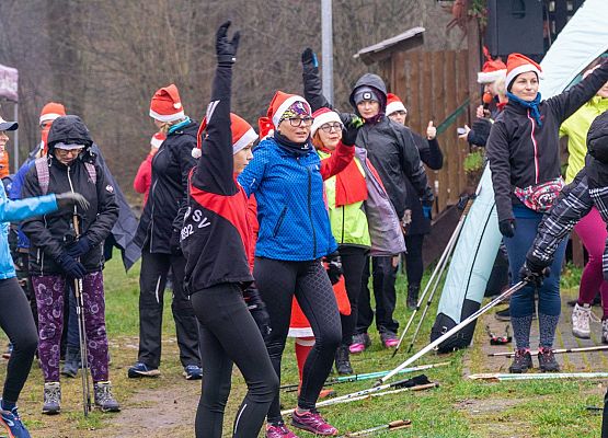 Grafika 4: Wszystkiego najlepszego w Nowym Roku 2020 życzą Mikołaje z VII Mikołajkowego Marszu w Obliwicach. Fotorelacja