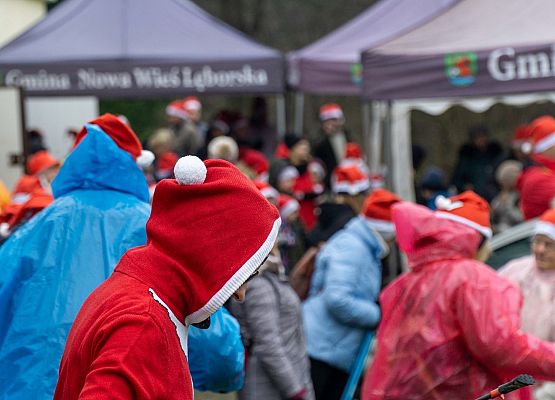 Grafika 5: Wszystkiego najlepszego w Nowym Roku 2020 życzą Mikołaje z VII Mikołajkowego Marszu w Obliwicach. Fotorelacja