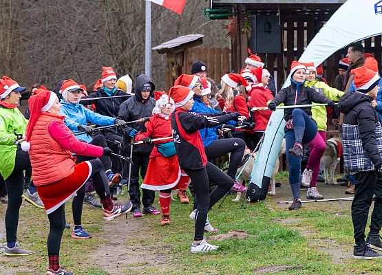 Grafika 7: Wszystkiego najlepszego w Nowym Roku 2020 życzą Mikołaje z VII Mikołajkowego Marszu w Obliwicach. Fotorelacja