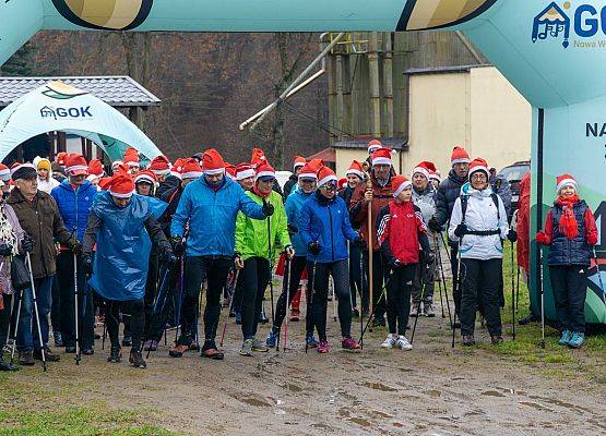 Grafika 11: Wszystkiego najlepszego w Nowym Roku 2020 życzą Mikołaje z VII Mikołajkowego Marszu w Obliwicach. Fotorelacja