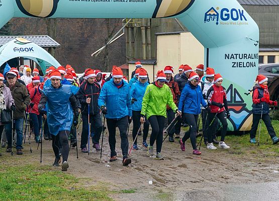 Grafika 12: Wszystkiego najlepszego w Nowym Roku 2020 życzą Mikołaje z VII Mikołajkowego Marszu w Obliwicach. Fotorelacja