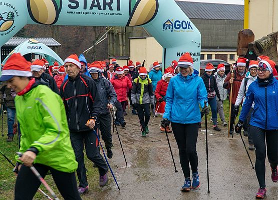 Grafika 13: Wszystkiego najlepszego w Nowym Roku 2020 życzą Mikołaje z VII Mikołajkowego Marszu w Obliwicach. Fotorelacja