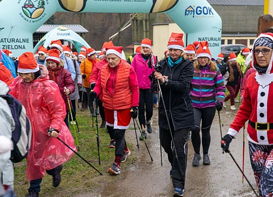 Grafika 16: Wszystkiego najlepszego w Nowym Roku 2020 życzą Mikołaje z VII Mikołajkowego Marszu w Obliwicach. Fotorelacja