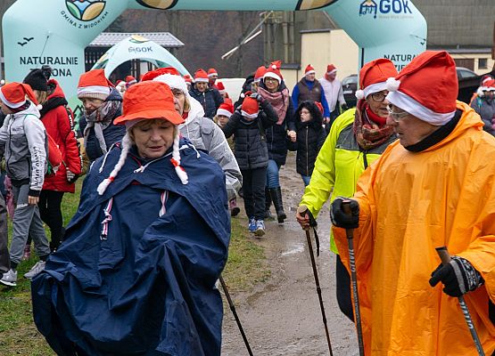 Grafika 18: Wszystkiego najlepszego w Nowym Roku 2020 życzą Mikołaje z VII Mikołajkowego Marszu w Obliwicach. Fotorelacja
