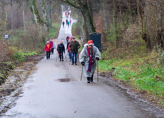 Grafika 24: Wszystkiego najlepszego w Nowym Roku 2020 życzą Mikołaje z VII Mikołajkowego Marszu w Obliwicach. Fotorelacja
