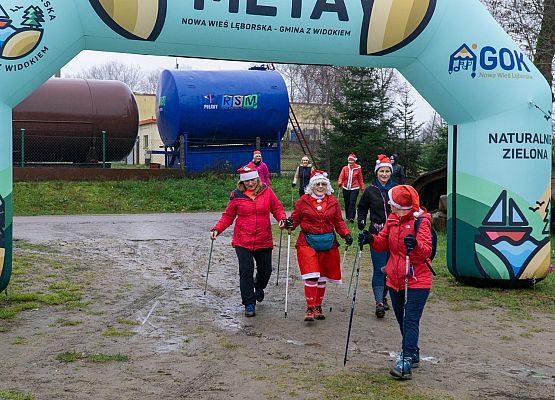 Grafika 25: Wszystkiego najlepszego w Nowym Roku 2020 życzą Mikołaje z VII Mikołajkowego Marszu w Obliwicach. Fotorelacja