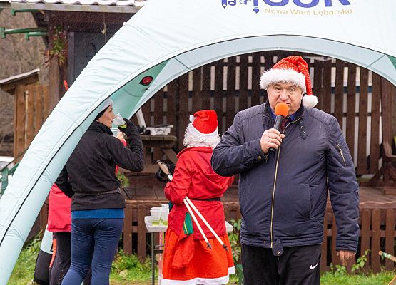 Grafika 27: Wszystkiego najlepszego w Nowym Roku 2020 życzą Mikołaje z VII Mikołajkowego Marszu w Obliwicach. Fotorelacja